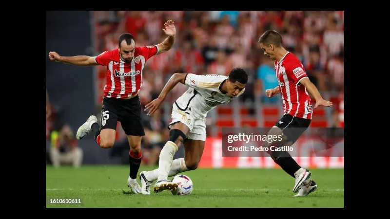 Cầu thủ của Athletic Bilbao nỗ lực chặn bóng trước sự áp đảo của cầu thủ Real Madrid
