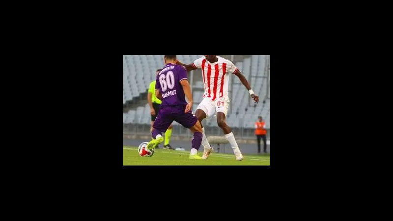 Cầu thủ của Boluspor tấn công khung thành của Erzurumspor trong trận đấu