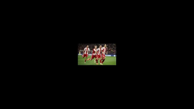 Cầu thủ của Kairat Almaty vượt qua cầu thủ của Olympiacos để tiến gần khung thành đối…