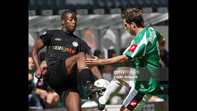 Cầu thủ Monchengladbach với sự quyết tâm vượt qua phòng ngự St. Pauli